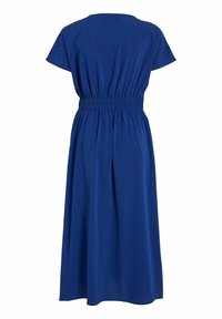 Modrá midi šaty s krátkými rukávy, elastickým pasem a hladkým povrchem. Sukně volně splývá k délce lýtek a má uvolněný střih.