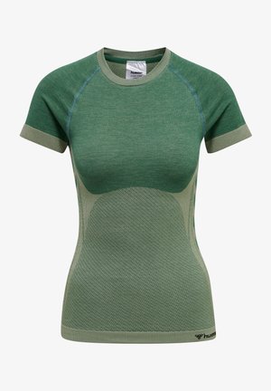 T-shirt de sport vert à manches courtes, présentant un motif texturé, un bord contrastant, et une coupe ajustée. Le matériau semble respirant.