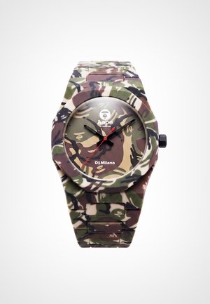 Orologio con motivo mimetico sul cinturino e sul quadrante, lancette nere per ore e minuti, lancetta rossa per i secondi e marchio Aape e D1 Milano sul quadrante.