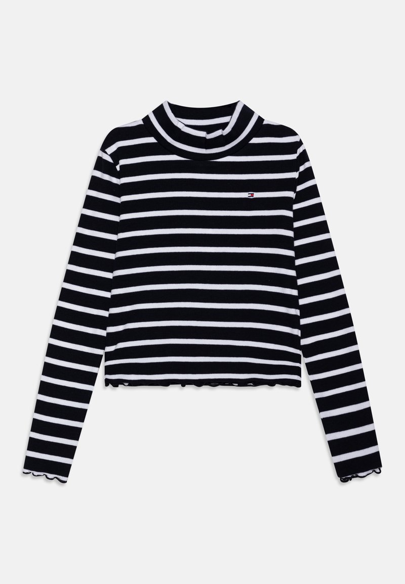 Top de cuello alto a rayas en blanco y negro con mangas largas, textura de canalé, diseño corto y dobladillo festoneado. Pequeño logo en el pecho.