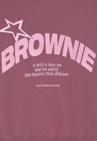 Sweatshirt bordeaux avec un texte rose audacieux indiquant "BROWNIE" et un graphique d'étoile. Comprend un texte additionnel en plus petit en dessous. Texture lisse.