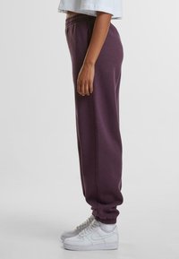 Urban Classics FLUFFY - Joggebukse - plumpurple