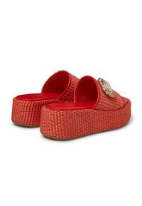 Le ciabatte a piattaforma intrecciate rosse presentano una soletta rossa liscia e un accento decorativo in pietra sulla parte superiore. Design ergonomico con apertura sul retro.