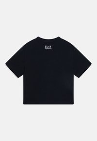 Črna majica s kratkimi rokavi, izdelana iz mehkega blaga, z okroglo odprtino in majhnim belim logotipom EA7 na hrbtu.