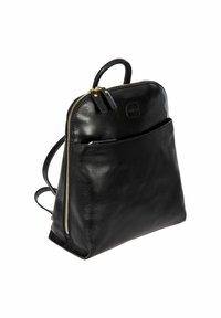 Sac à dos en cuir noir avec des accents de fermeture éclaire dorés, une poignée supérieure et une poche frontale. Texture lisse, design structuré et bretelles réglables.