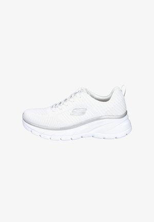 Zapatilla deportiva blanca de Skechers con parte superior de malla, cordones al frente, cuello acolchado y suela gruesa acolchada.