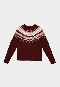Vínový pletený svetr s kulatým výstřihem a dlouhými rukávy. Obsahuje krémový geometrický vzor podél průramku a texturovanou látku.