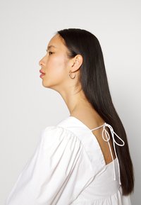 Abercrombie & Fitch FLUTTER CINCH FRONT FAUX FASHION - T-shirt básica - white