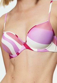 Bügel-BH mit vorgeformten Cups, die ein gewelltes Muster in Rosa- und Weißtönen aufweisen. Verstellbare Träger, Spitzenbesatz und nahtlose Verarbeitung.