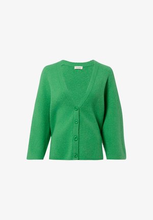 Groene geribbelde cardigan met een diepe V-hals, driekwartmouwen en een sluiting met vijf knopen. Zachte textuur en een ontspannen pasvorm.