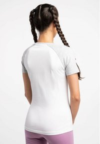 Bench T-Shirt print - white/weiß - Zalando.de