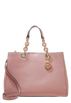 Sac cabas en cuir rose avec finitions dorées, accents en chaîne et un pendentif logo suspendu. Dispose de deux poignées et d'une structure rigide.
