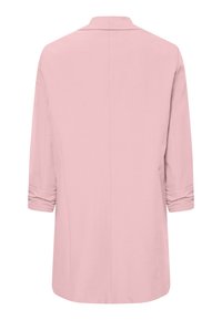 Světle růžový kabát s uvolněným střihem, který má límec, rukávy tří čtvrtin s ohrnutými manžetami a rovný zadní design. Hladká textura.
