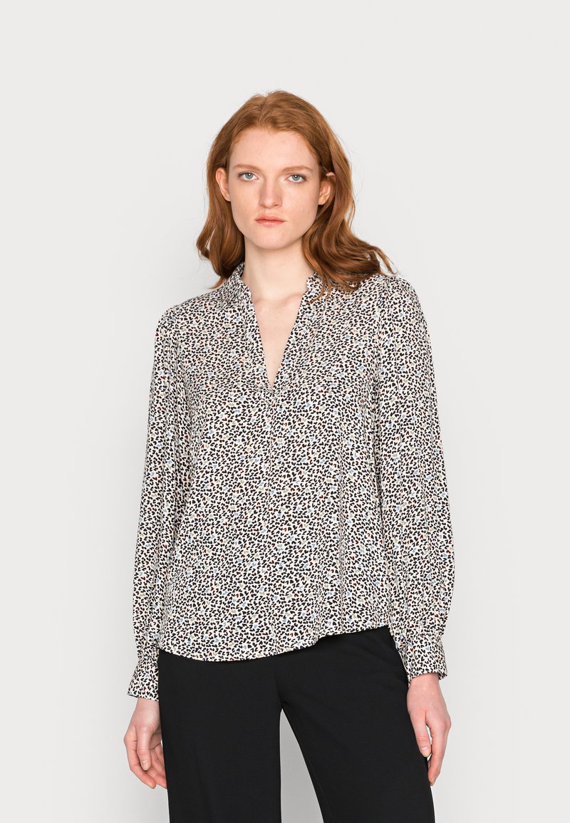 Langarm blouse met een V-hals en een multikleurig dierenprint op een witte achtergrond. Lichtgewicht stof, losse pasvorm en met knoopmanchetten.