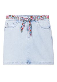 Světle modrá denimová sukně s předními kapsami a květinovým páskem uvázaným do mašle v pase.