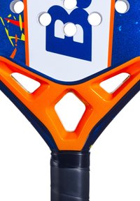 Blå og orange padelracket med en tekstureret overflade, flere huller og et markant trekantet design i bunden, der har et sort greb.