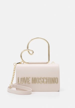 Jasnoróżowa torebka Love Moschino z złotym uchwytem w kształcie serca i łańcuszkowym paskiem, z złotymi literami z przodu.