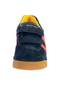 Sneaker in suede blu navy con dettagli a strisce rosse e chiusura in velcro, dotato di suola in gomma strutturata e interno giallo.