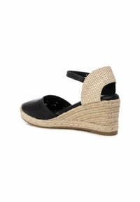 Sandalia cuña negra perforada con tacón envuelto en yute, acento a cuadros beige en la parte trasera y tira en el tobillo para un ajuste seguro.