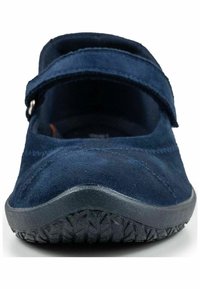 Scarpa in suede blu navy con punta rotonda, dotata di una fascia larga sulla parte superiore del piede e suola in gomma texture per una buona aderenza.