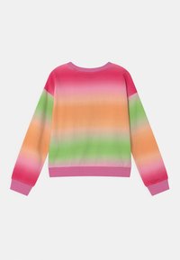 Sweter typu pullover w gradientowych odcieniach różu, pomarańczy i zieleni. Posiada długie rękawy oraz żebrowane różowe mankiety i dół. Teksturowany materiał.