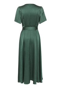 Rochie lungă, verde smarald, confecționată dintr-un material texturat, cu mâneci scurte, talie ajustată și o fustă fluidă cu detaliu de curea.