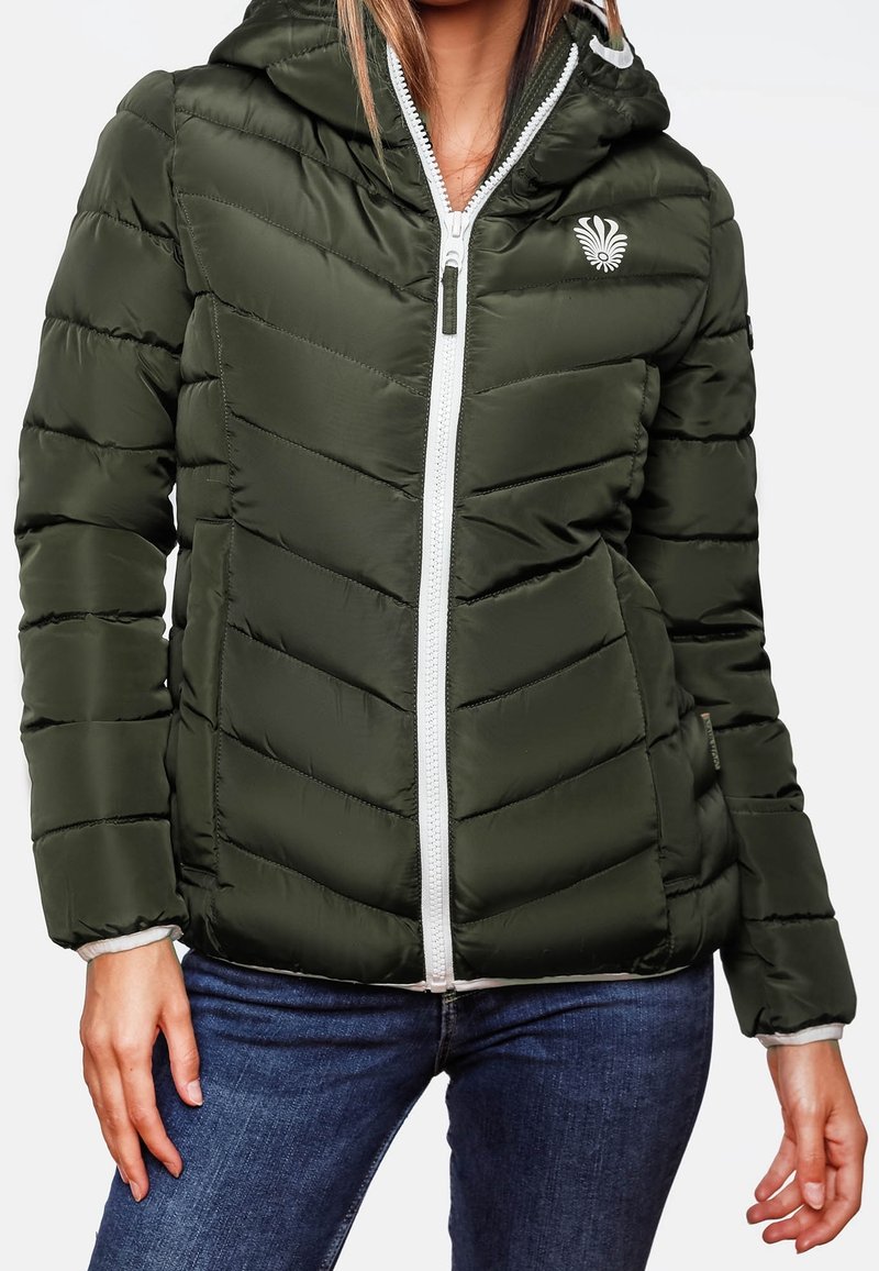 Grön puffjacka med huva, med chevronsömmar, en framsida med dragkedja och en vit logotyp på övre vänstra sidan.