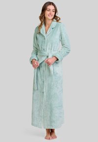 Bata de casa larga de fleece verde claro, con textura, cierre de botones, cinturón a juego y dos bolsillos laterales. Presenta un cuello y un acabado suave.