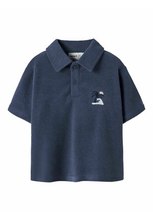 Marineblå kortærmet polo med to knapper og broderet bølge- og palmedesign på venstre bryst.