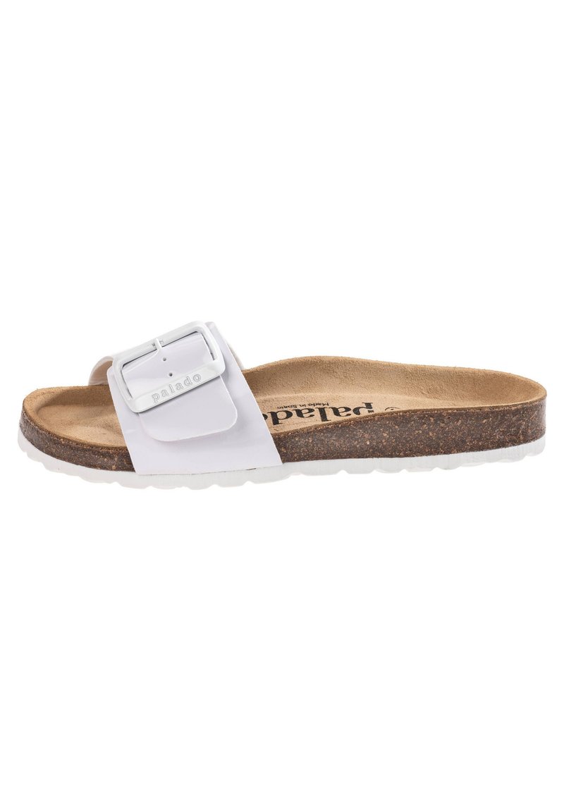 Sandalia de playa blanca con una correa ancha y hebilla metálica, plantilla de corcho y suela de goma blanca. Textura suave con un diseño minimalista.