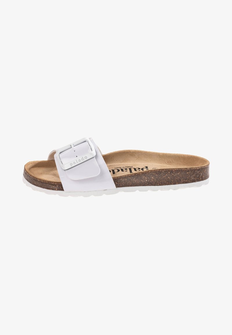 Sandalia de playa blanca con una correa ancha y hebilla metálica, plantilla de corcho y suela de goma blanca. Textura suave con un diseño minimalista.
