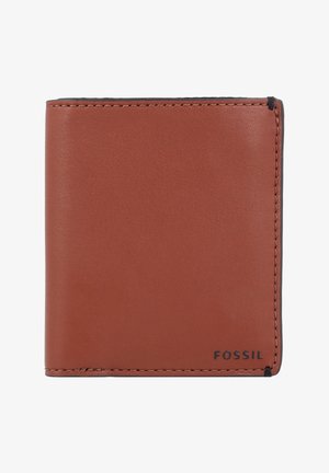 Billetera de cuero marrón con una textura suave y un diseño limpio, que presenta un sutil detalle de costura y un pequeño logo en la esquina inferior.