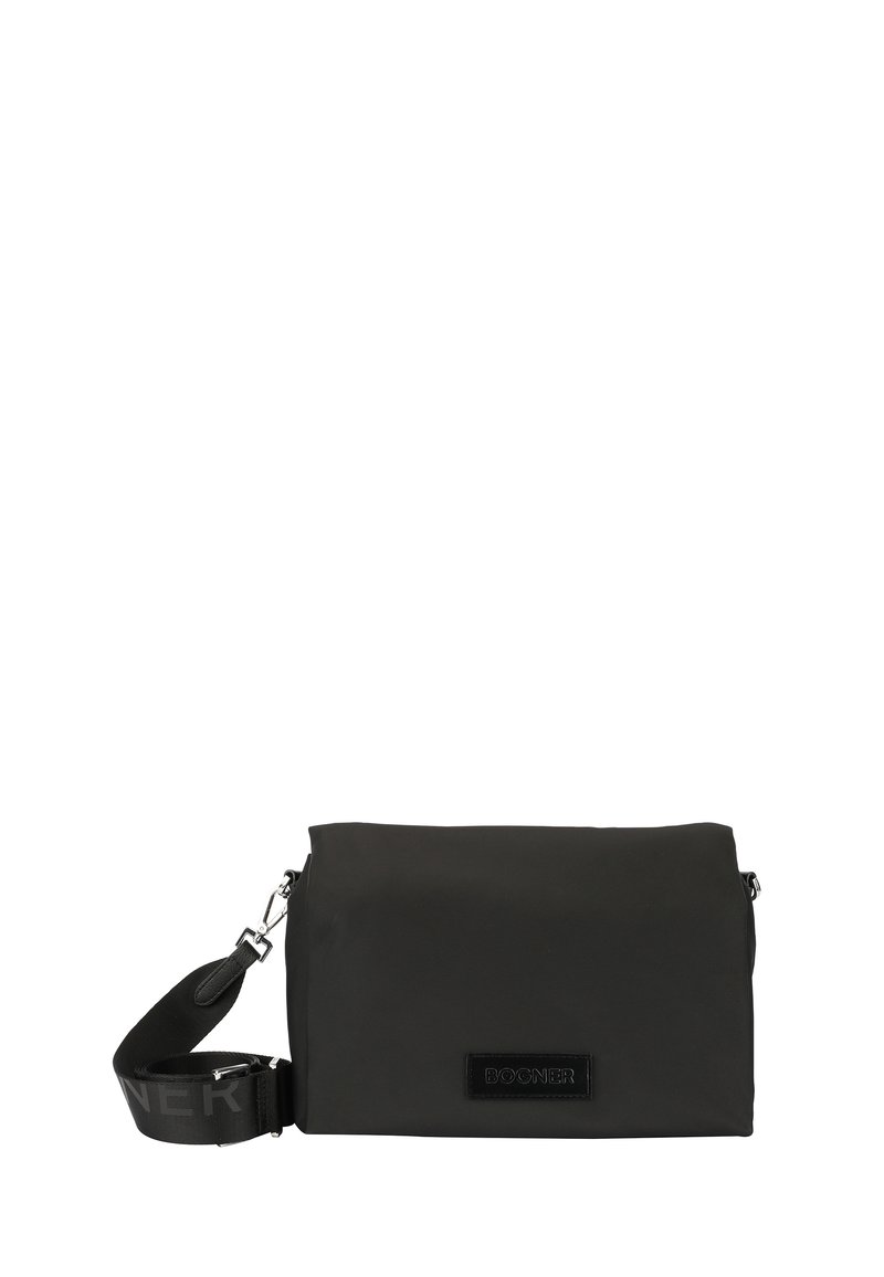 Czarna torebka crossbody wykonana z teksturowanej tkaniny, z klapą na zamek, naszywką z logo oraz regulowanym paskiem z brandingiem.