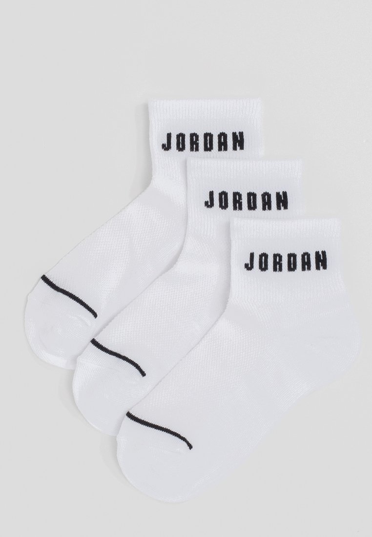 Białe skarpetki za kostkę z czarnym logo "JORDAN" na mankiecie, z prążkowaną teksturą i czarnym akcentem na palcach. Zestaw trzech par.