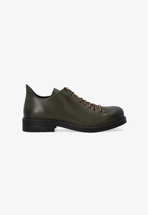 Olivgrüne Lederschuhe mit abgerundeter Spitze, braunen Schnürsenkeln und kontrastierenden Nähten. Verfügt über einen niedrigen Absatz und eine glatte Textur.