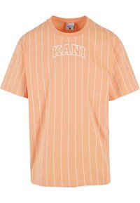 T-shirt orange à manches courtes avec des rayures verticales blanches, arborant le mot "KANI" en lettres blanches en gras à l'avant. Matière en coton.