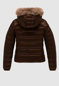 Giacca imbottita marrone con cappuccio e bordi in pelliccia sintetica. Il design presenta cuciture orizzontali e una silhouette aderente. Tessuto liscio e lucido.