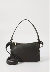 Černá kožená kabelka s texturovaným povrchem, zlatým zipem, nastavitelným ramenním popruhem a malým vyraženým logem na přední straně.