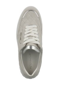 Zapatilla de ante beige con textura acolchada, cordones blancos y un acento metálico plateado en el talón. Presenta un interior con marca.