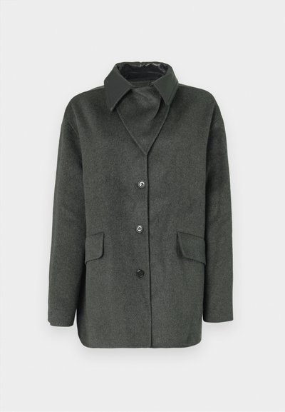 Sivi kaput od mješavine vune s tradicionalnim ovratnikom, dva prednja džepa i zatvaranjem na dugmad. Sadrži glatku crnu unutarnju oblogu.