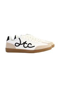Sneakers bianchi con dettagli beige, logo ricamato nero e suola in gomma testurizzata. Presentano un design con lacci e un colletto imbottito.