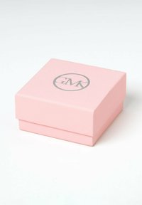 Scatola regalo rettangolare rosa con una finitura liscia, caratterizzata da un logo circolare argentato con "GMK" al centro. Design morbido e minimalista.