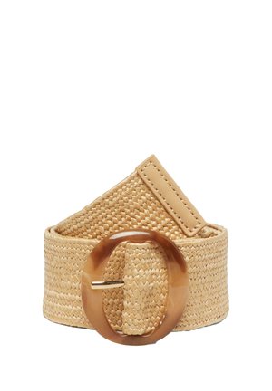 Ceinture tissée beige avec une large sangle et une grande boucle ronde en écaille de tortue sur fond blanc.