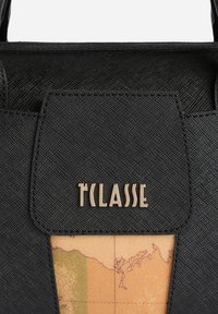 Borsa nera testurizzata con logo dorato "T CLASSE" e una sezione di una mappa vintage sul pannello frontale.