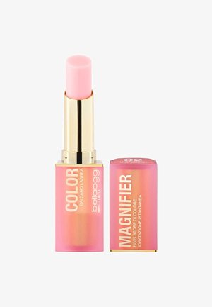 Balsamo labbra in un tubo oro e rosa, con un applicatore rotondo rosa. Scatola etichettata "Colore" e "Ingranditore" con testo bianco su uno sfondo sfumato.