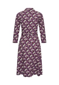 Vestido de estampado floral en púrpura y blanco, con mangas largas, cuello y cinturón en la cintura, fabricado con una tela suave.
