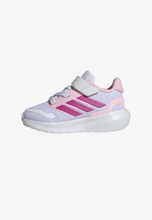 Sneaker rosa e bianca con tomaia in mesh, cinturino in velcro, suola testurizzata e tre strisce rosa sul lato. Punta dalla forma arrotondata.