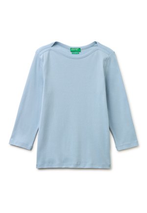 Hellblaues Baumwollhemd mit langen Ärmeln, rundem Ausschnitt und sichtbaren Nähten, flach auf weißem Hintergrund liegend.