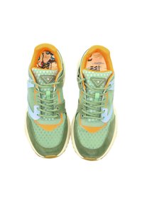 Grüne und orange Sneakers bestehen aus Mesh- und Wildledermaterialien, haben eine gemusterte Innensohle und ein sichtbares Markenlogo an der Seite.