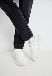 Matalavartiset tennarit - off white